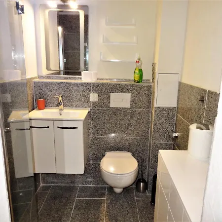 Apartment Optimale Und Ruhige Lage: 1-zimmer-apartment